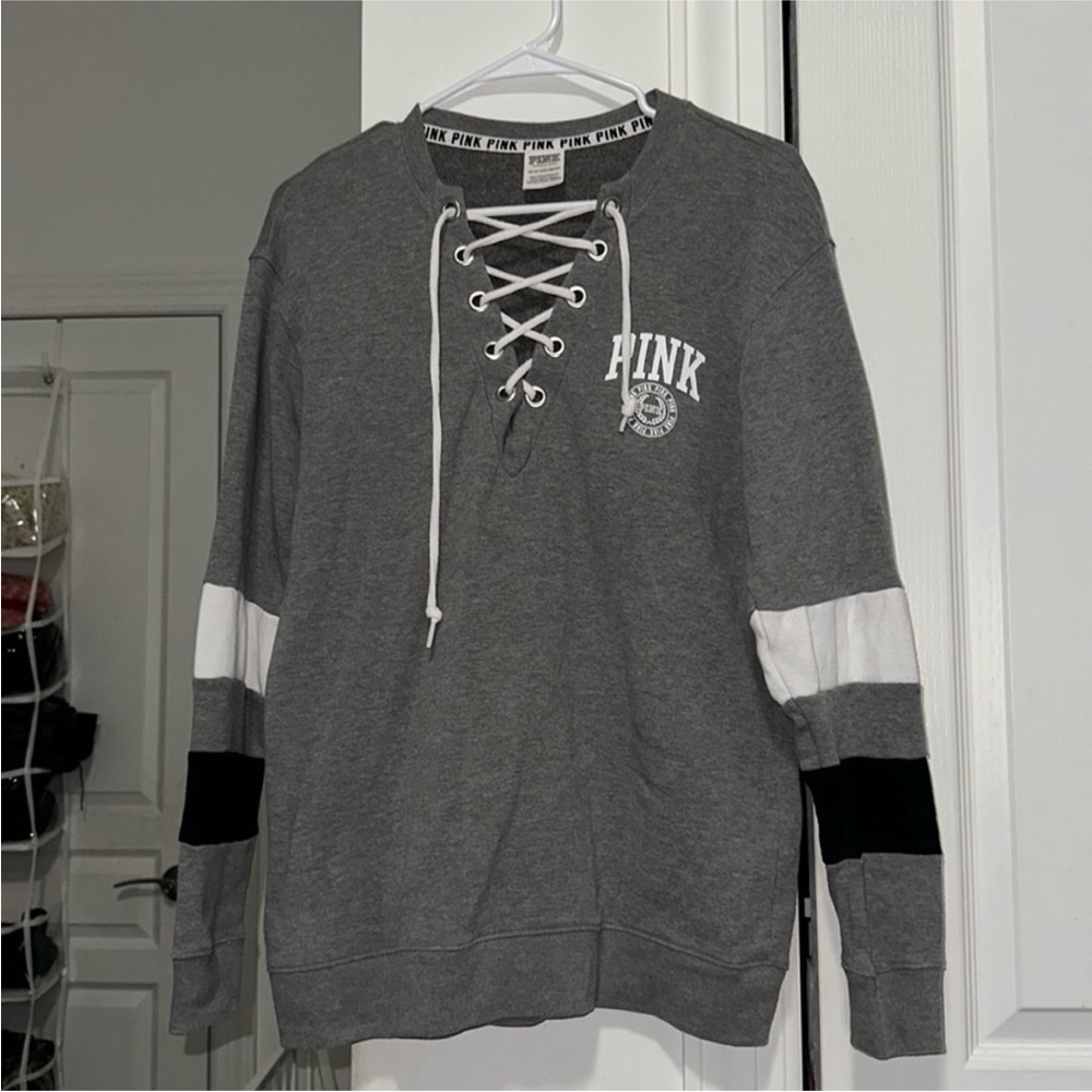 🔴 VS Pink Varsity Gray Top - Picture 3 of 8